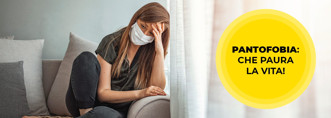 Donna con una mascherina afflitta da Pantofobia
