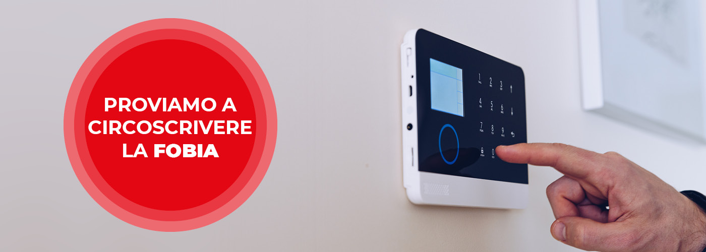 mano che digita il codice di una cassaforte con testo sulla pantofobia