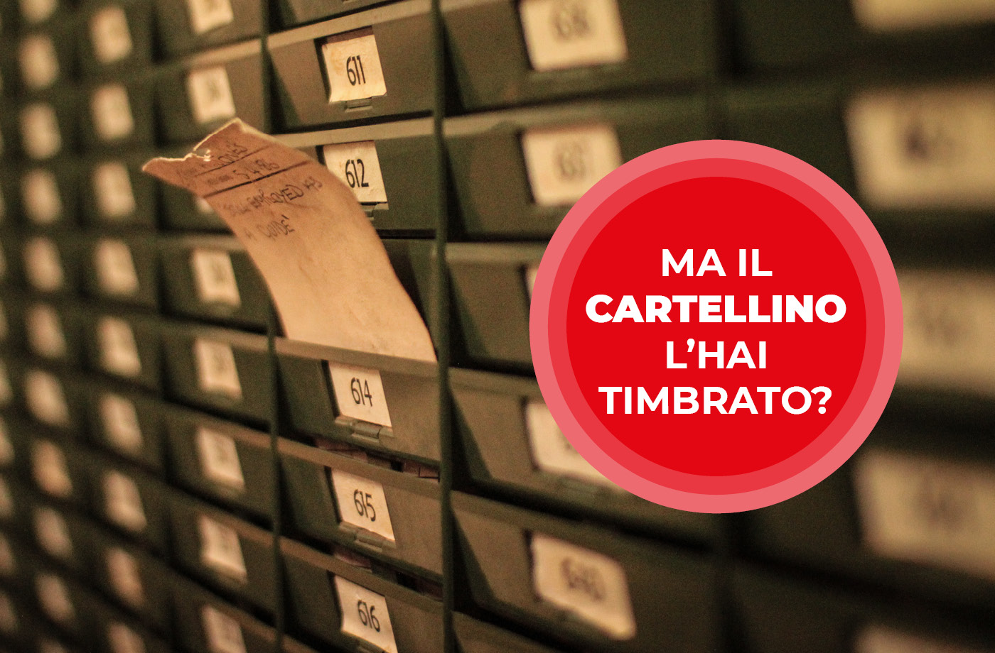 cartellino del lavoro che viene timbrato con scritta sulla sicurezza aziendale